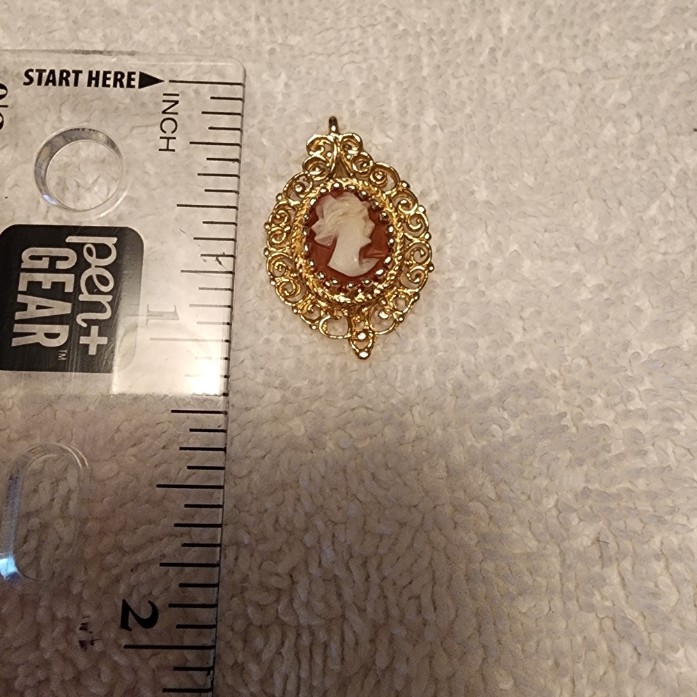 Elegant Gold Cameo Pendant - Picture 8 of 8